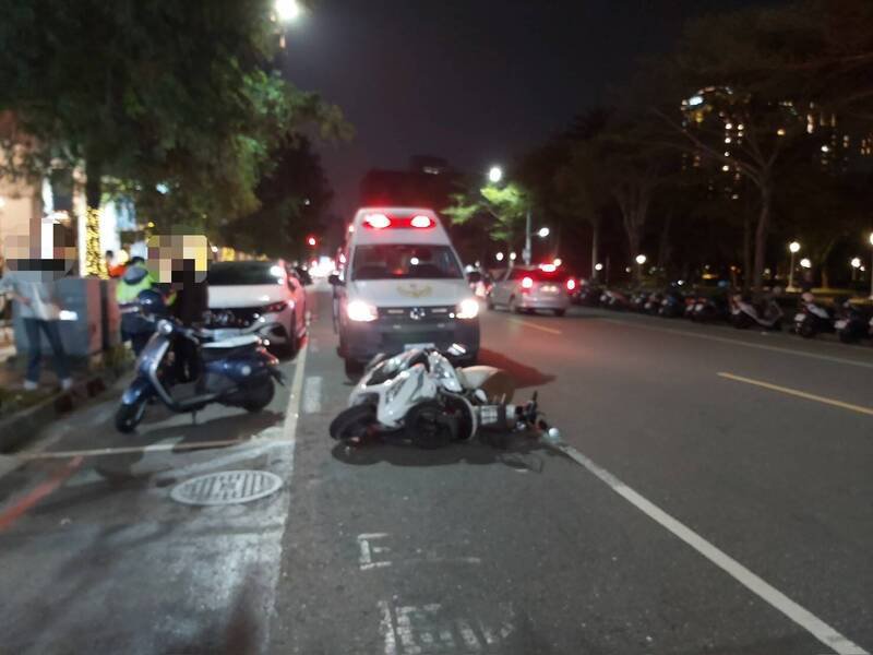 2辆机车发生车祸并引发伤害纠纷，警方到场了解情形。（民众提供）