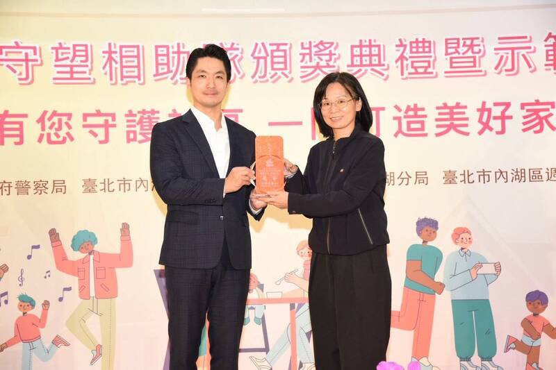 台北市市长蒋万安颁发绩优分局奖予内湖分局分局长张玲坚。（记者邱俊福翻摄）