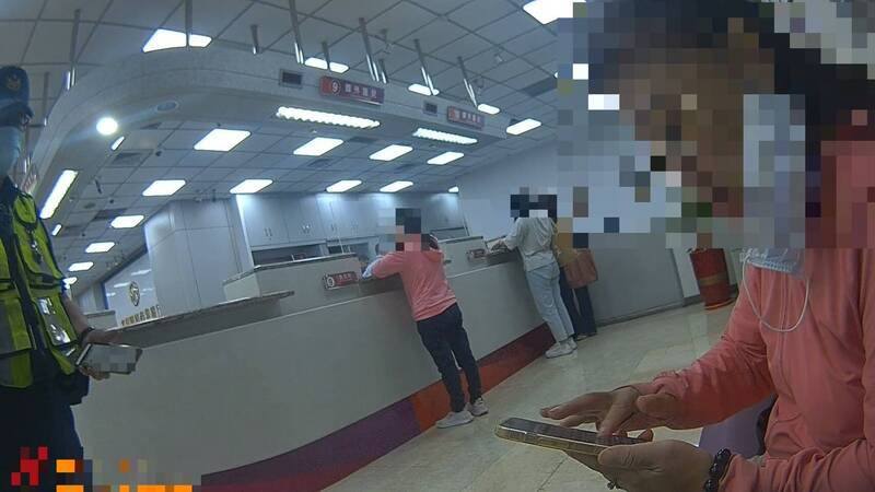 警方获报到场协助阻诈。（警方提供）