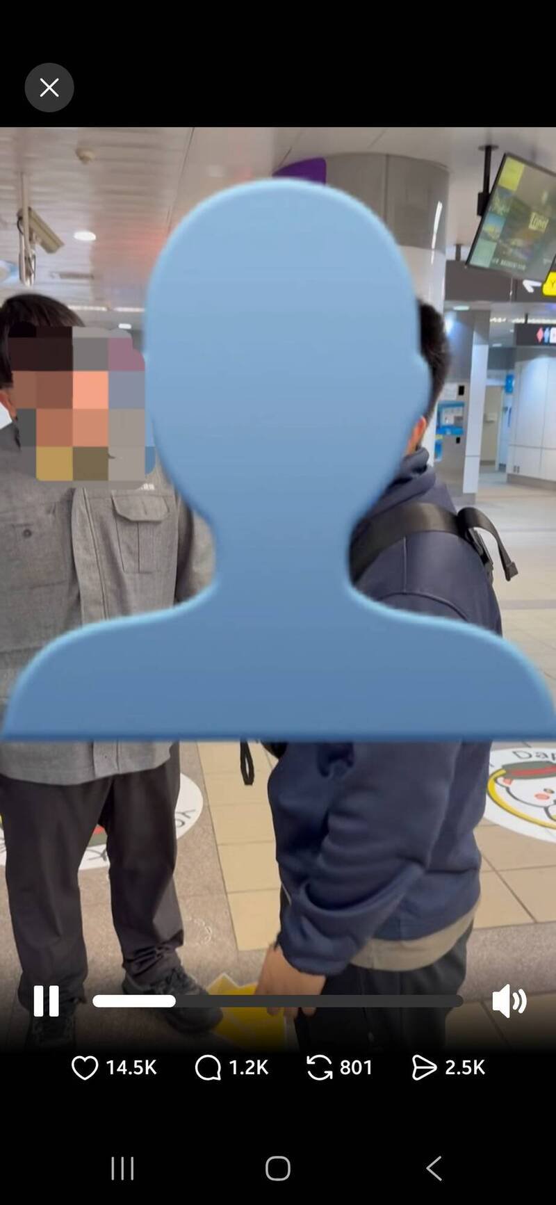 右边为李男，左方为前来协助的站务人员。（记者徐圣伦翻摄）