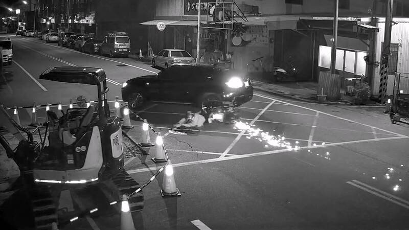 20岁海巡士兵骑车倒地后，滑进前方左转轿车车底，机车壳和地面高速磨擦还产生火花。（记者花孟璟翻摄）