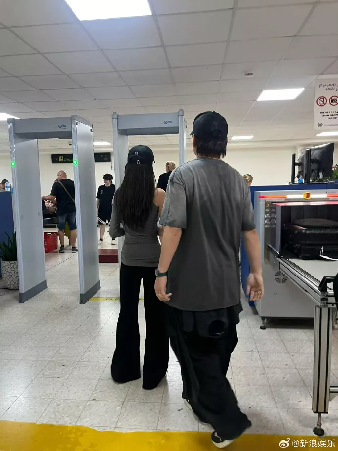 胡彦斌承认与易梦玲恋情,两人牵手现身机场