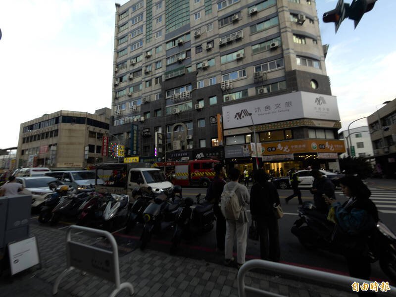 火警现场引来大批民众及逃出后的房客围观。（记者刘人玮摄）