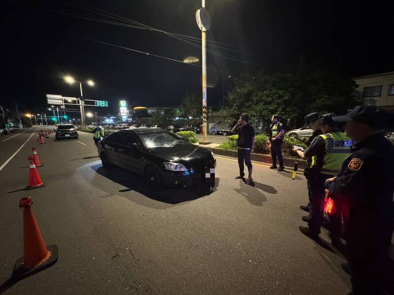 新竹县警察局针对形迹可疑、精神恍惚或驾驶行为异常有施用毒品征候者，连二天扩大执法启动「毒品唾液快筛试剂」检测。（新竹县警察局提供）
