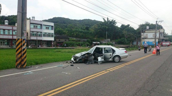 梁翁车辆左侧车头遭撞毁，车门严重变形，导致老翁被夹困。（记者郑鸿达翻摄）