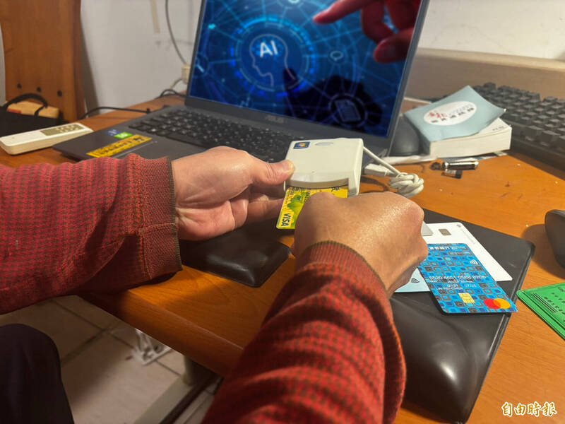 「提款卡测试手」是诈骗分工的一员，以前都去ATM测试，现在都在家上班。示意图。（记者颜宏骏摄）