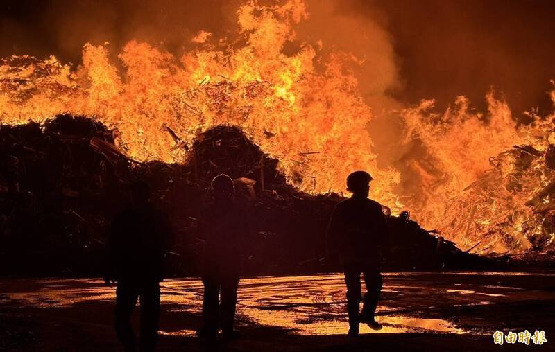乌树林废弃物暂置场昨晚大火烧最旺时，在60公尺外都受不了高温。（记者杨金城摄）
