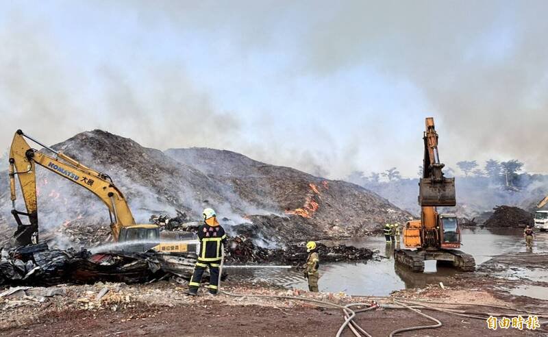 乌树林废弃物暂置场持续进行火场清理。（记者杨金城摄）