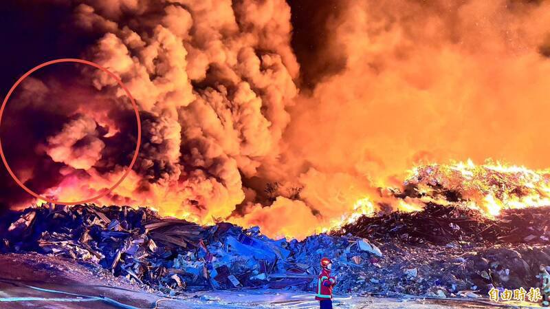 火场黑烟呈现老鼠轮廓（左侧圆圈处）。（记者杨金城摄）