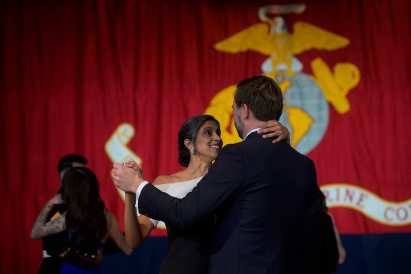 这张本月8日在华府希尔顿饭店拍摄的照片显示，范斯与妻子乌沙在陆战队舞会上共舞时，都戴著婚戒。（美联社）