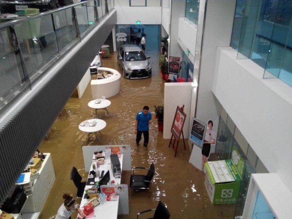 新北市汐止区的修车厂内部淹大水。（民众提供）