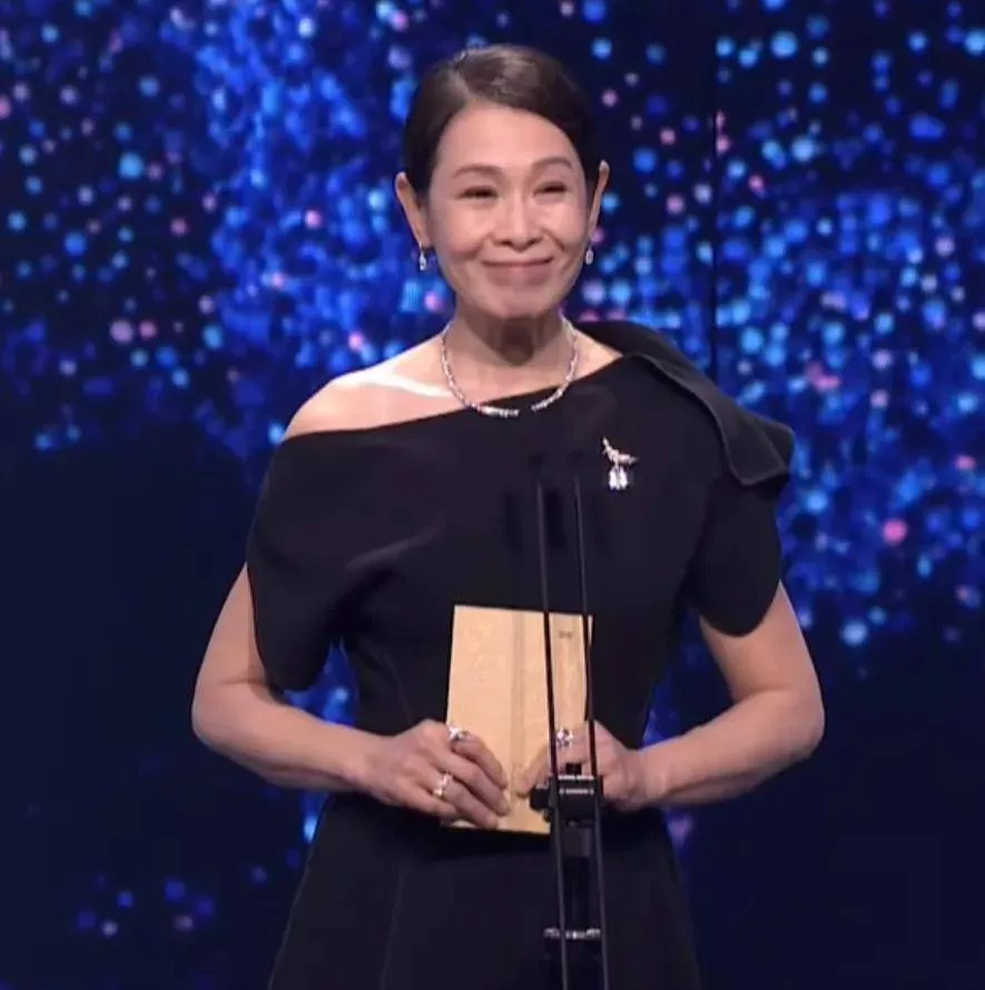 56岁刘若英断崖式衰老，生图曝光变小老太太