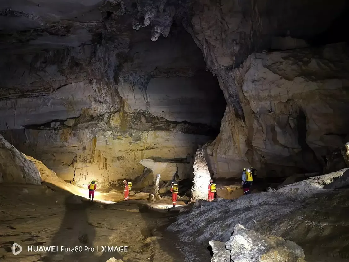 救援人员进洞搜救（图源受访者）