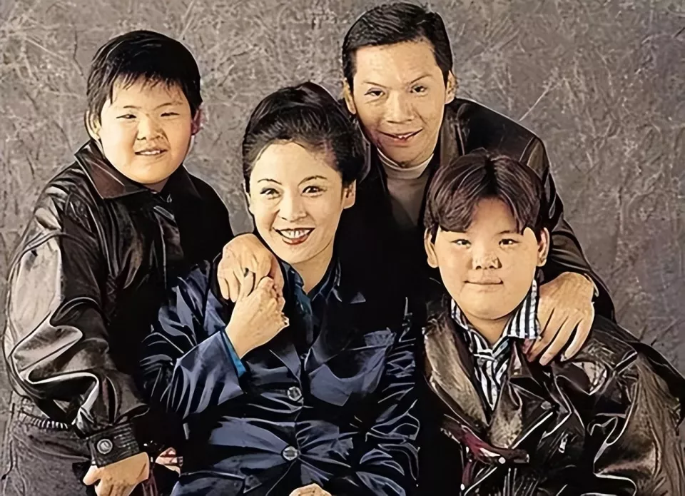 向太夫妇杭州看房，打扮珠光宝气像暴发户