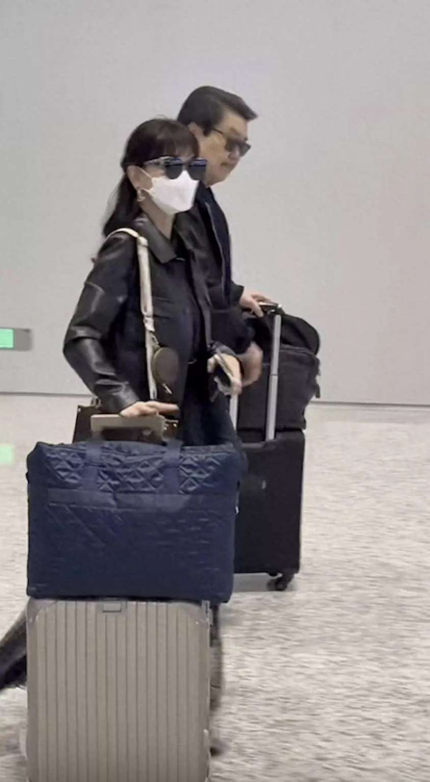 赵雅芝三代同堂现身机场，45岁次子携女儿罕露脸