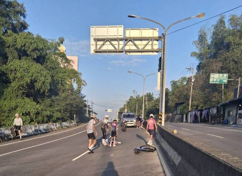 黄姓骑士摔倒于内侧车道，再遭后方自小客车撞击，伤势严重，被紧急送医，目前仍在加护病房。（民众提供）