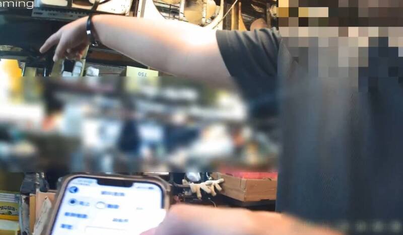 牛排摊刘姓员工向警方解释，工作时唱歌却遭到一旁顾客批评「很憨」。（记者陆运锋翻摄）