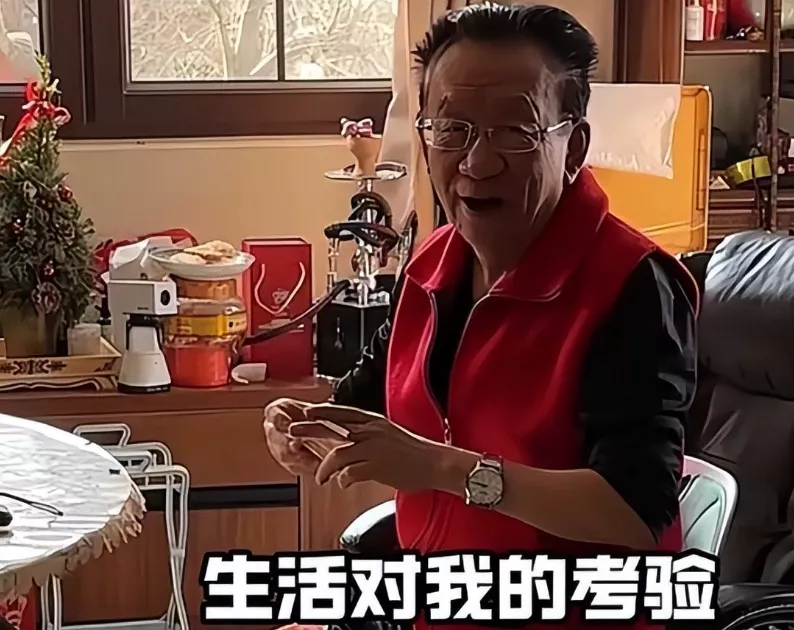 79岁侯耀华独居北京无保姆照料,家里脏乱差环境寒酸