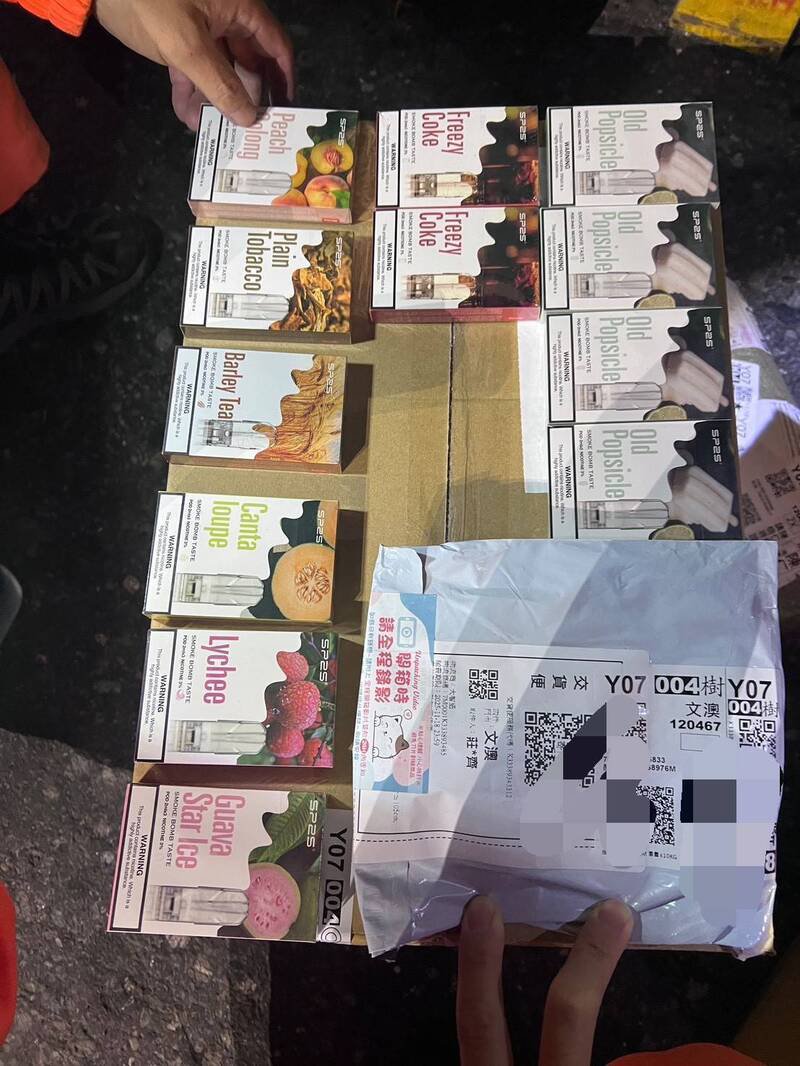 第四岸巡队表示，违规手法多以「百货笼夹藏」方式规避查验。（第四岸巡队提供）