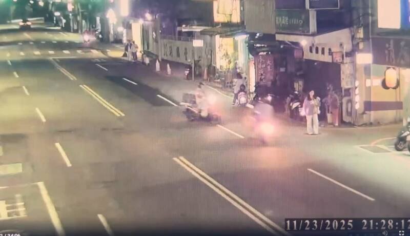 高翁骑机车跨越双黄线逆向行驶，与朱姓骑士发生对撞事故，双双倒地受伤后由救护车送往医院救治，所幸均无生命危险。（记者陆运锋翻摄）