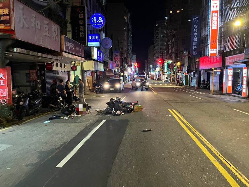 高翁因颅内出血，经急救后生命迹象已稳定，而朱男受有擦挫伤，经治疗后已自行出院。图为车祸现场。（记者陆运锋翻摄）