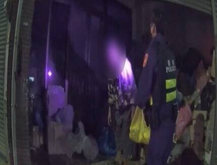 叶姓老妇找不到回家的路，警方到场把老妇护送回家。（彰化警分局提供）