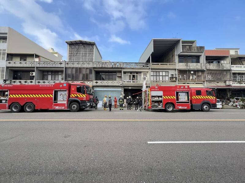 消防人车到场扑灭火势。（图由民众提供）