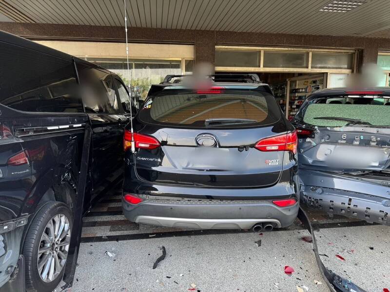 台南市安平民权路四段民宅前停放的汽车后方都遭环保回收车撞损。（民众提供）