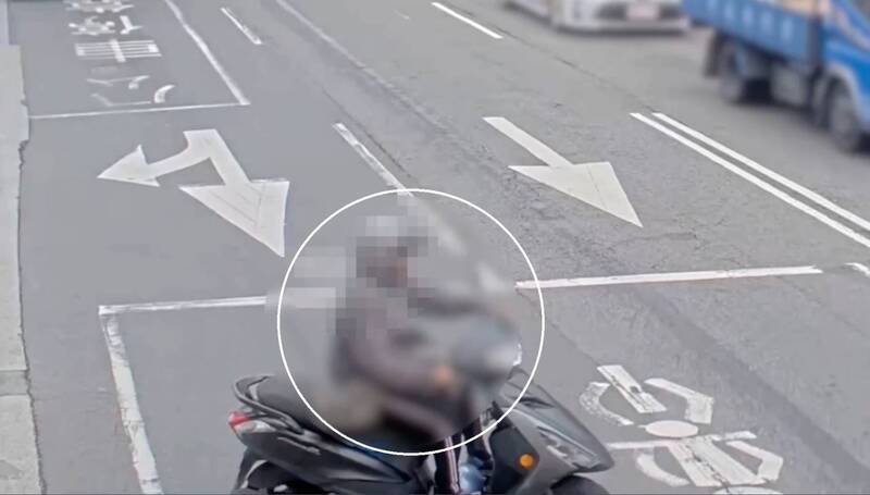 刘嫌骑乘自己的机车离去。（记者陆运锋翻摄）