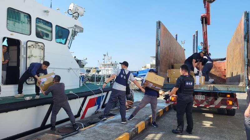 海巡署各单位动员45名警力，全副武装、荷枪实弹押送。（高雄地检署提供）