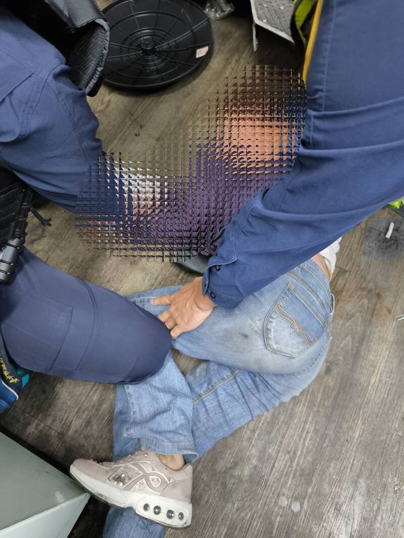 警方将黄女压制在地送医。（民众提供）