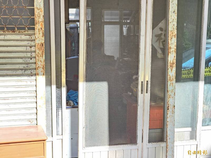 老翁住家内堆放大量杂物。（记者彭健礼摄）