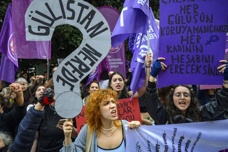 在「国际消除对女性暴力日」前夕，土耳其伊斯坦堡街头23日聚集大批示威者，高举标语并呼喊口号，抗议针对女性的暴力行为。（法新社）