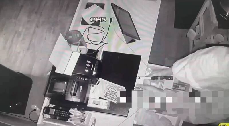 刘嫌身穿雨衣潜入店家，搜刮财物得手5万8千元。（记者陆运锋翻摄）