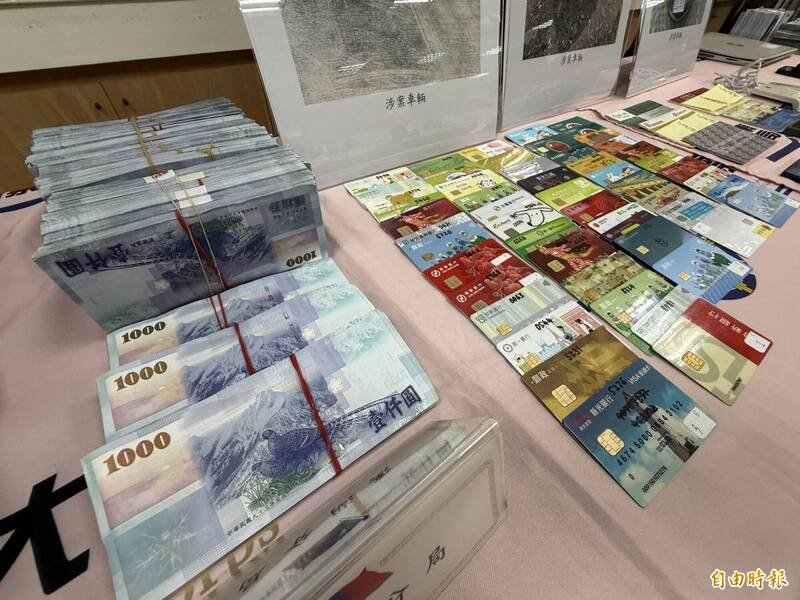 彰化警方破获诈团外籍车手的提款卡与现金。（记者汤世名摄）