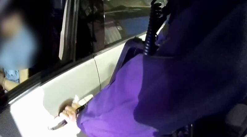 温女涉毒驾睡路中央。（民众提供）