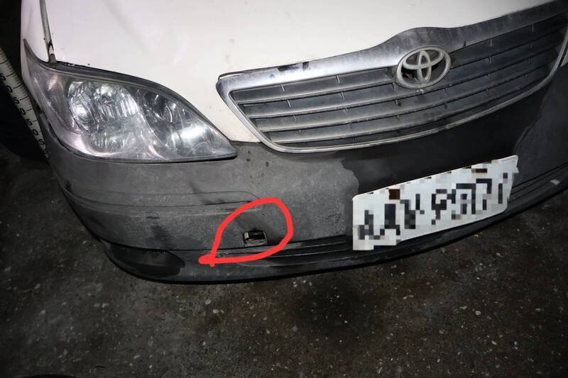 花莲县玉里镇台九线发生一起汽车撞上83岁老妇人后逃逸的案件，玉里警方依据现场遗落的小盖板零件查获。（民众提供）