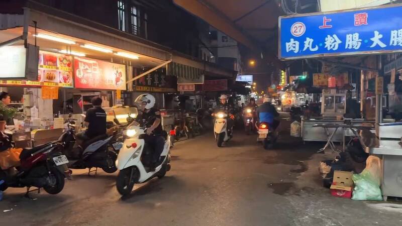 屏东警方加强屏东夜市的巡逻。（屏东警分局提供）