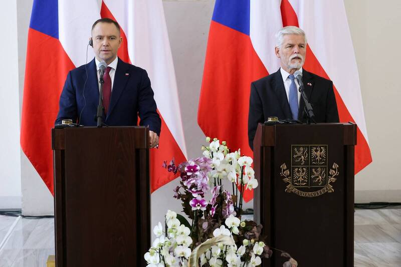 捷克总统帕维尔（右）今天接见波兰总统纳夫罗茨基（左），双方会后表示，两国在俄乌战争中立场相同，将俄罗斯视为欧洲安全的重大威胁。（欧新社）
