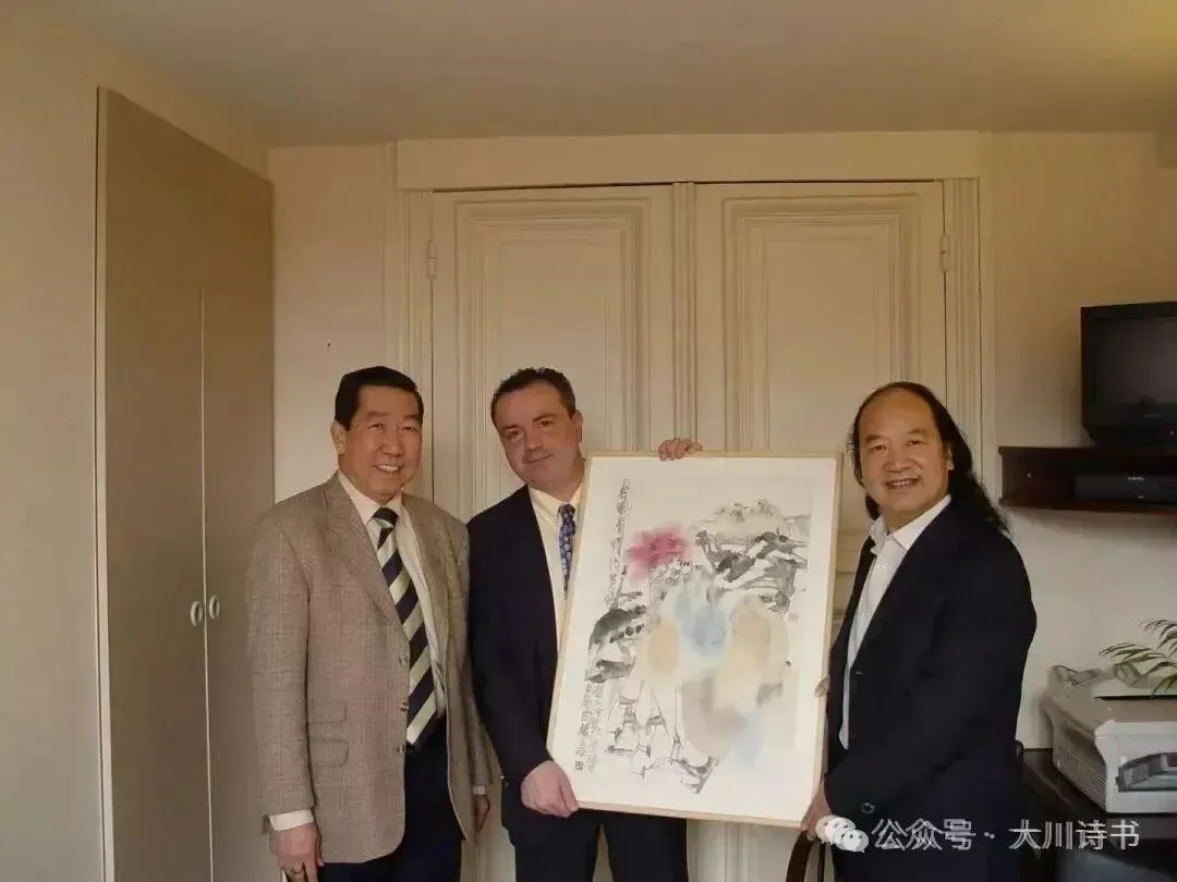 ▲周华君（右一）向法国总统府赠画