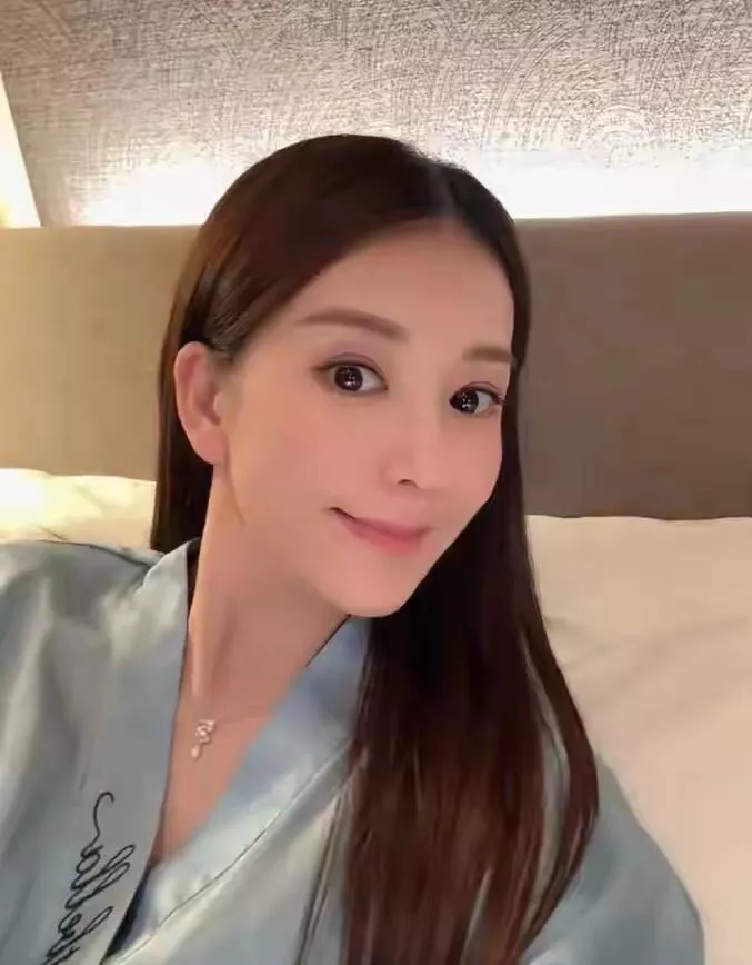 方媛晒三胎满月同框照，40岁生三胎仍似少女