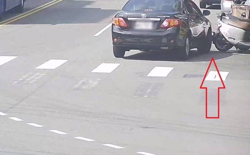 轿车回转时擦撞机车。（民众提供）