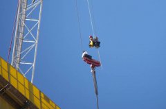 怎么上去的？以色列男孩坐36层楼高起重机吊钩 惊险救援影片曝