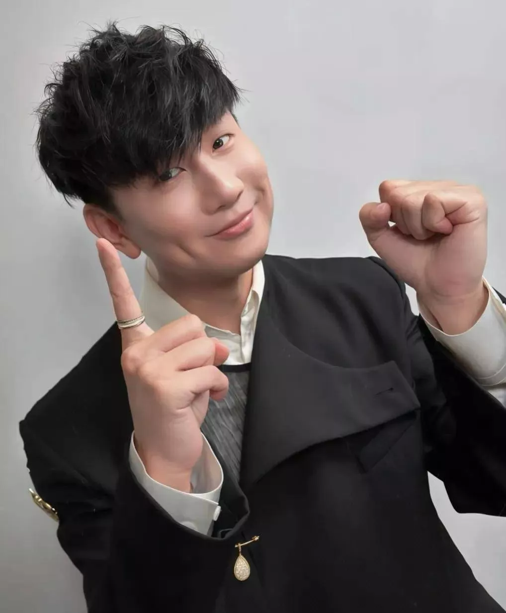 林俊杰跟七七又被偶遇!帮女友提包,曝女方父亲是经济犯