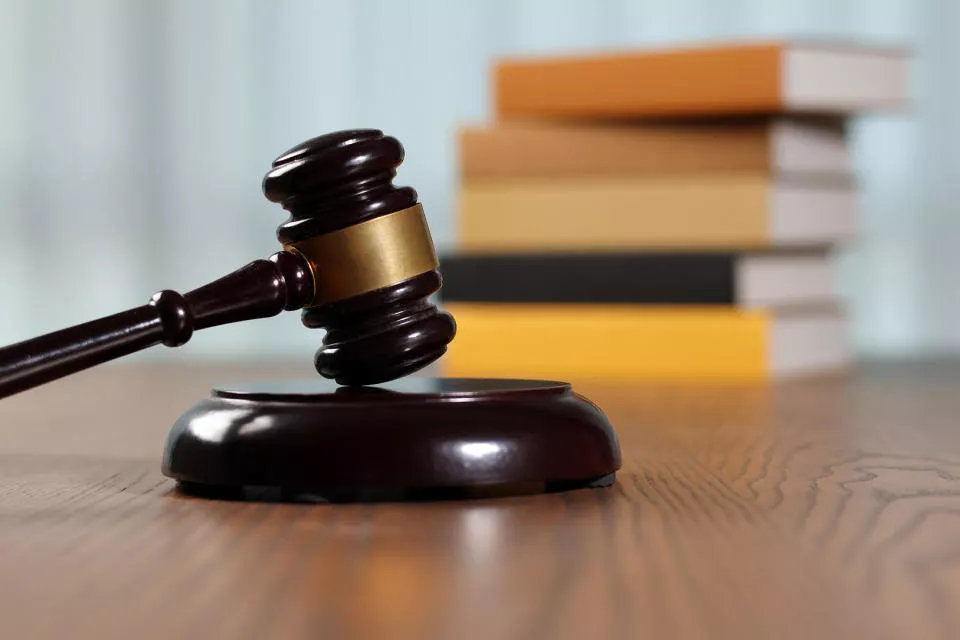 老板在员工上门讨薪次日自杀身亡，家属向讨薪者索赔20余万