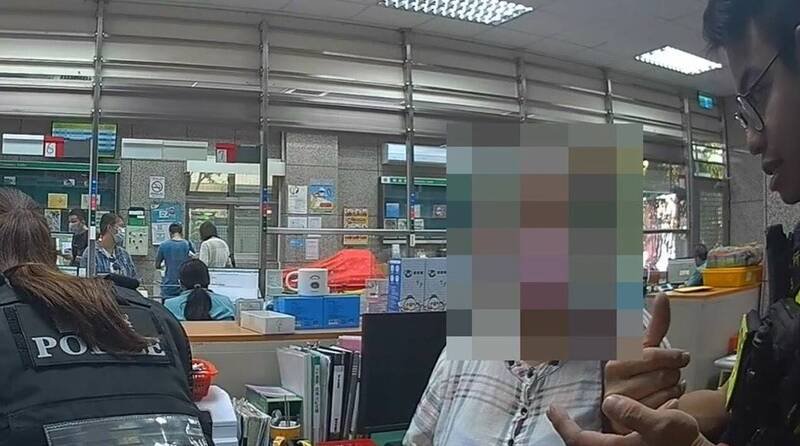 王妇在员警劝说下恍然大悟，打消汇款念头。（图由警方提供）