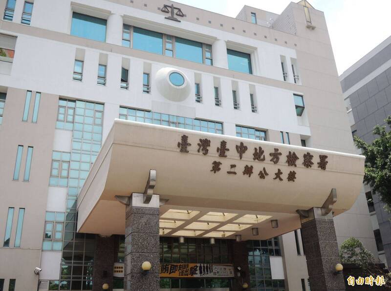 台中一名夏姓女子，去年11月在住处房间产下男婴，竟因和男婴生父争吵，将刚出生的儿子从11楼推落，当场全身骨折不治，台中地检署今天依杀人罪起诉。（记者陈建志摄）