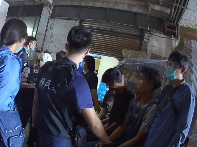 移民署高雄专勤队在前镇区某冷冻加工厂查获4名印尼籍的失联移工。（图由民众提供）