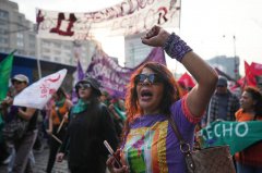 数百名女子走上墨西哥首都街头 抗议针对女性暴力行为