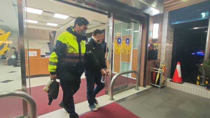 2名骑士在新北市永和发生行车纠纷，在大马路互殴双双挂彩，警方将林男移送侦办。（记者陆运锋翻摄）